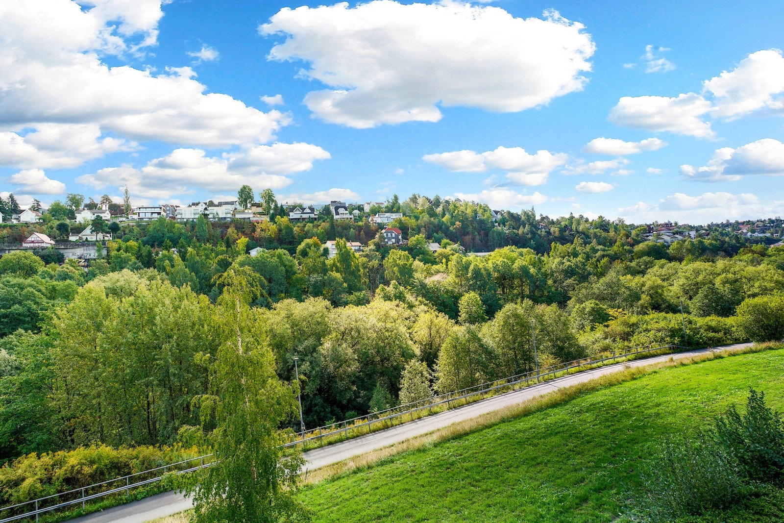 Etterstad er et tilbaketrukket og trafikkstille boligområde med fine tur- og joggemuligheter rett utenfor døren. Galleribilde