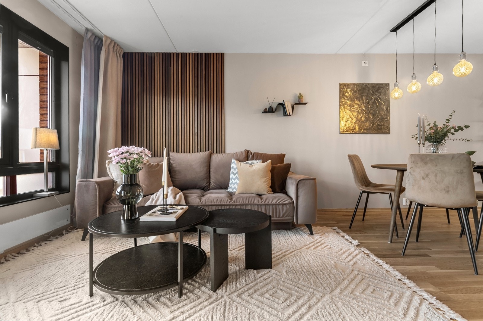 Stuen har god plass til en stor sofagruppe med bord og mediebenk. Galleribilde