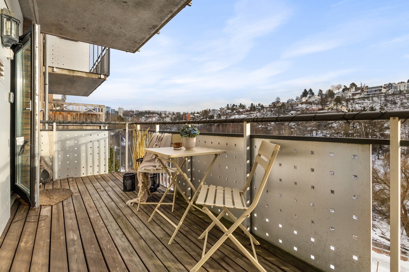 Når du står på balkongen forstår du fort at dette er en viktig del av leiligheten. Uteplassen oppleves som usjenert og privat! Galleribilde