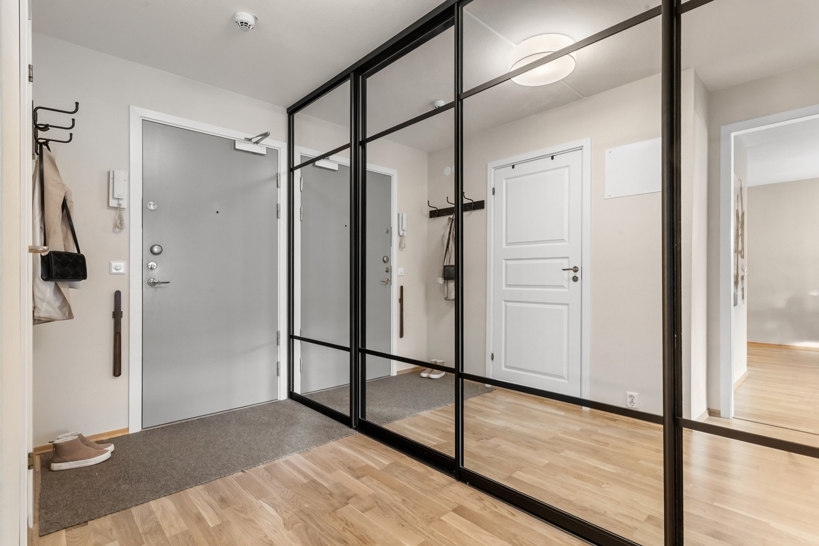 Ditt første møte med leiligheten er entréen, som fungerer som et praktisk knutepunkt mellom rommene. Med andre ord unyttes hverkvadratmeter optimalt. Galleribilde