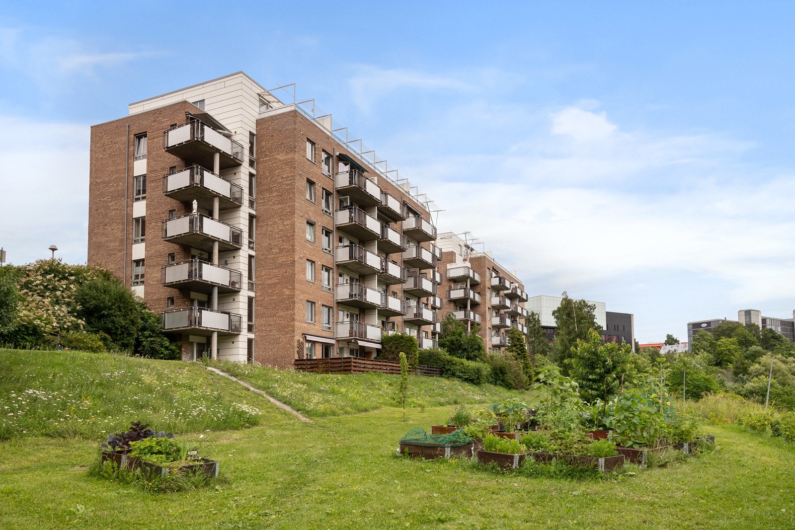 Ingen gjennomgangstrafikk og et svært stille bomiljø. Leiligheten har trappefri adkomst, en solrik balkong og er bygget etter livsløpsstandard. Galleribilde