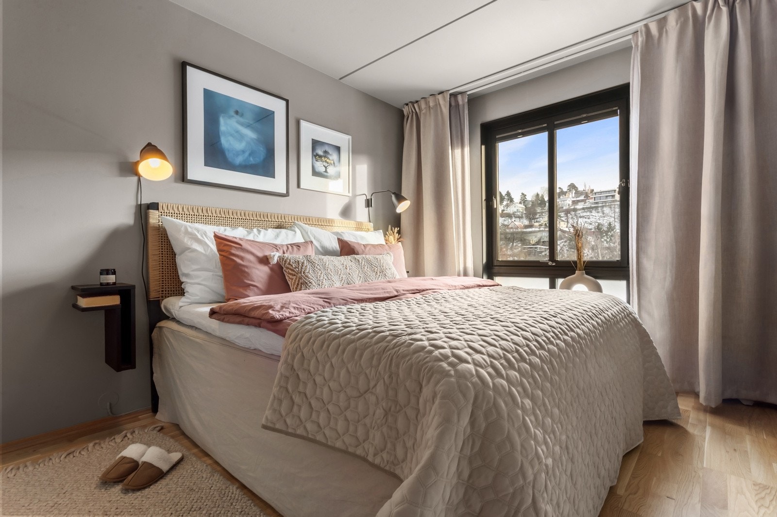 Rommet vender ut mot stille grøntarealer som inviterer til en god natts søvn. Galleribilde