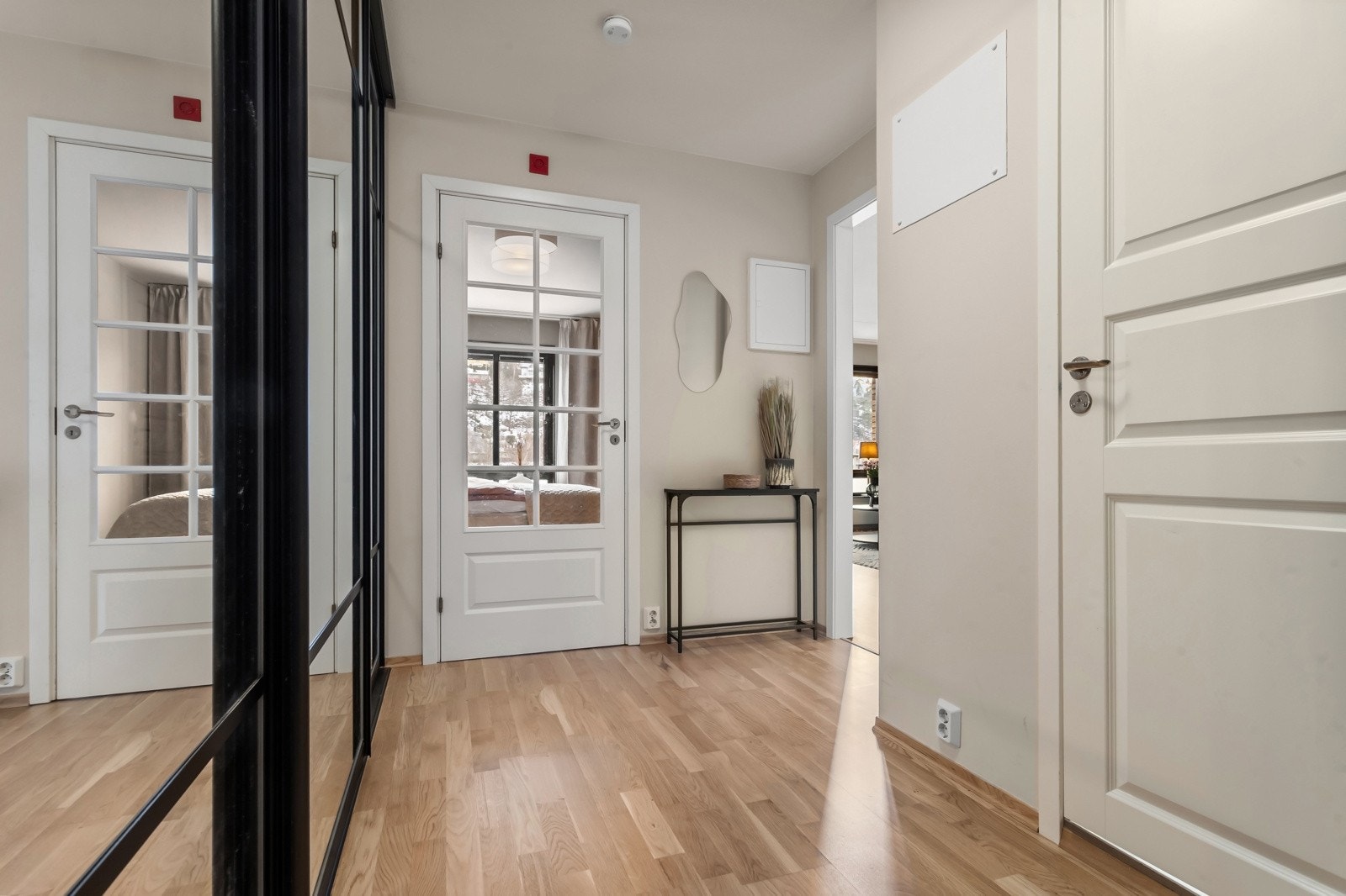 Yttertøyet henger du enkelt av i skyvedørsgarderoben som er smart plassert langs hele den ene veggen, og hvis du trenger litt ekstra oppbevaringsplass så er det god nok bredde for ytterligere oppbevaringsmøbler. Galleribilde