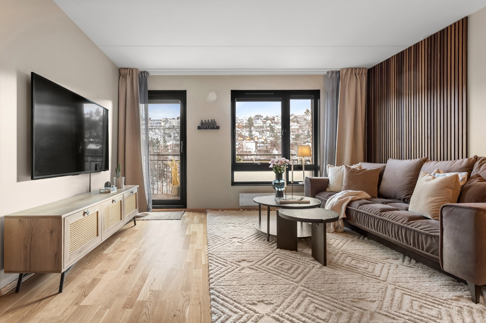 Stuen tilføres gode mengder naturlig dagslys via store vindusflater og ivaretar den luftige romfølelsen. Galleribilde