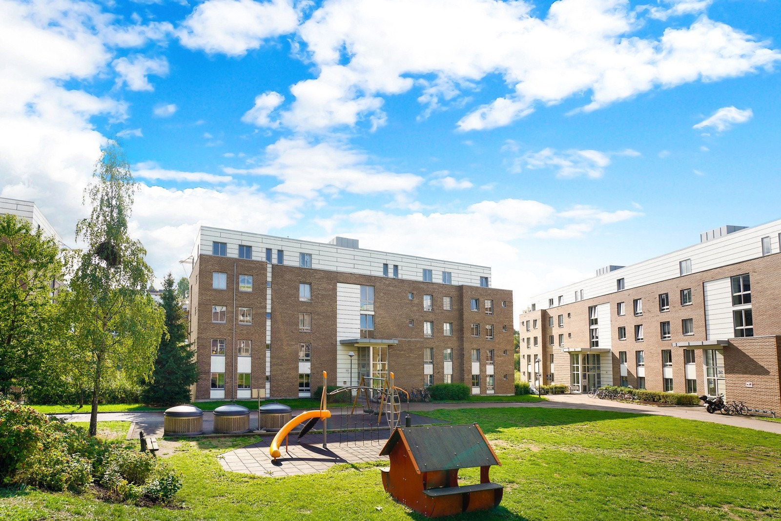 Boligen ligger sentralt, men likevel skjermet - omkranset av opparbeidede grøntområder, lekeplasser, turstier og idylliske Alnaelva. Galleribilde