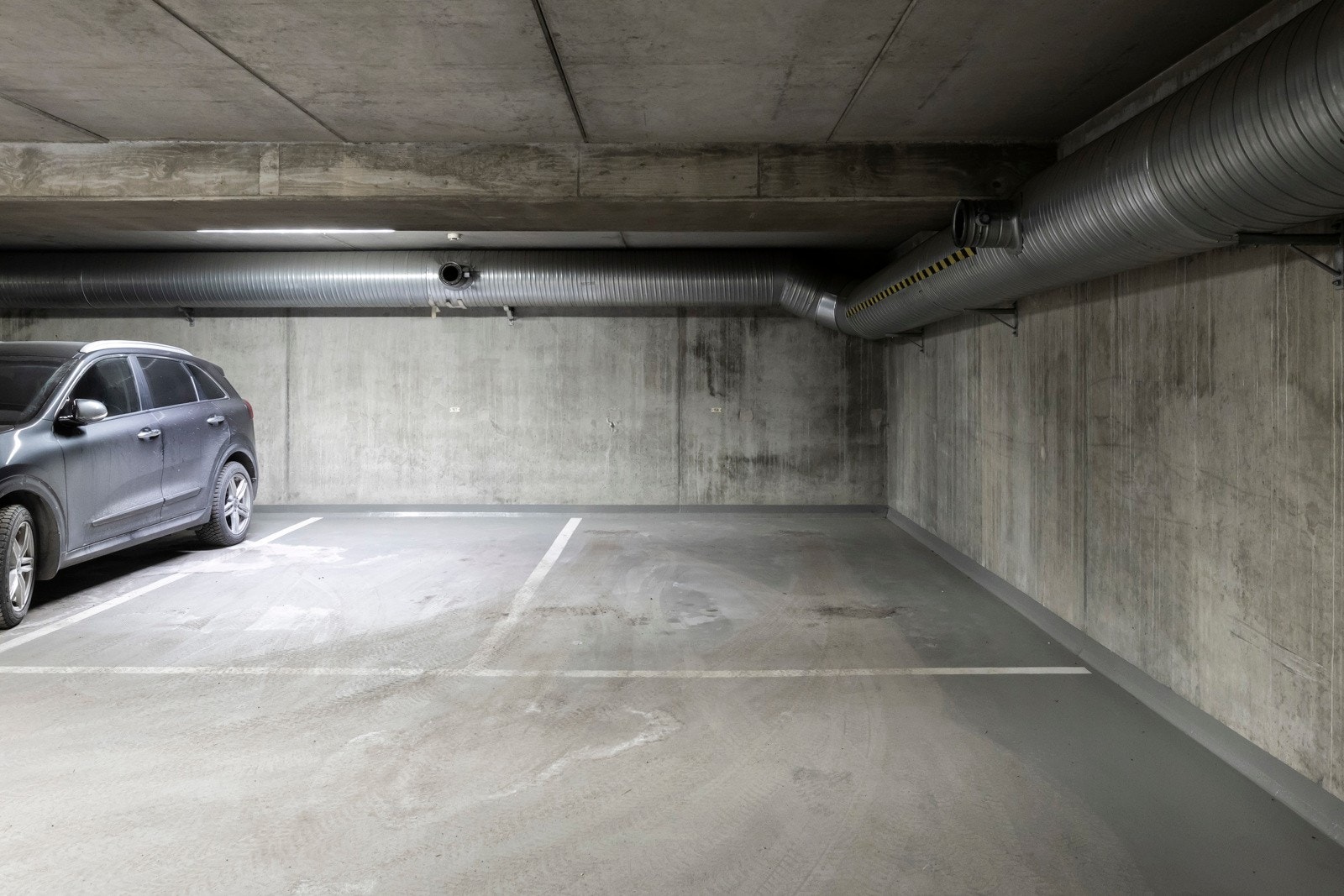 Det medfølger egen parkeringsplass i oppvarmet garasjeanlegg. I tillegg finnes det flere gjesteparkeringsplasser og beboerparkering i gate. Galleribilde