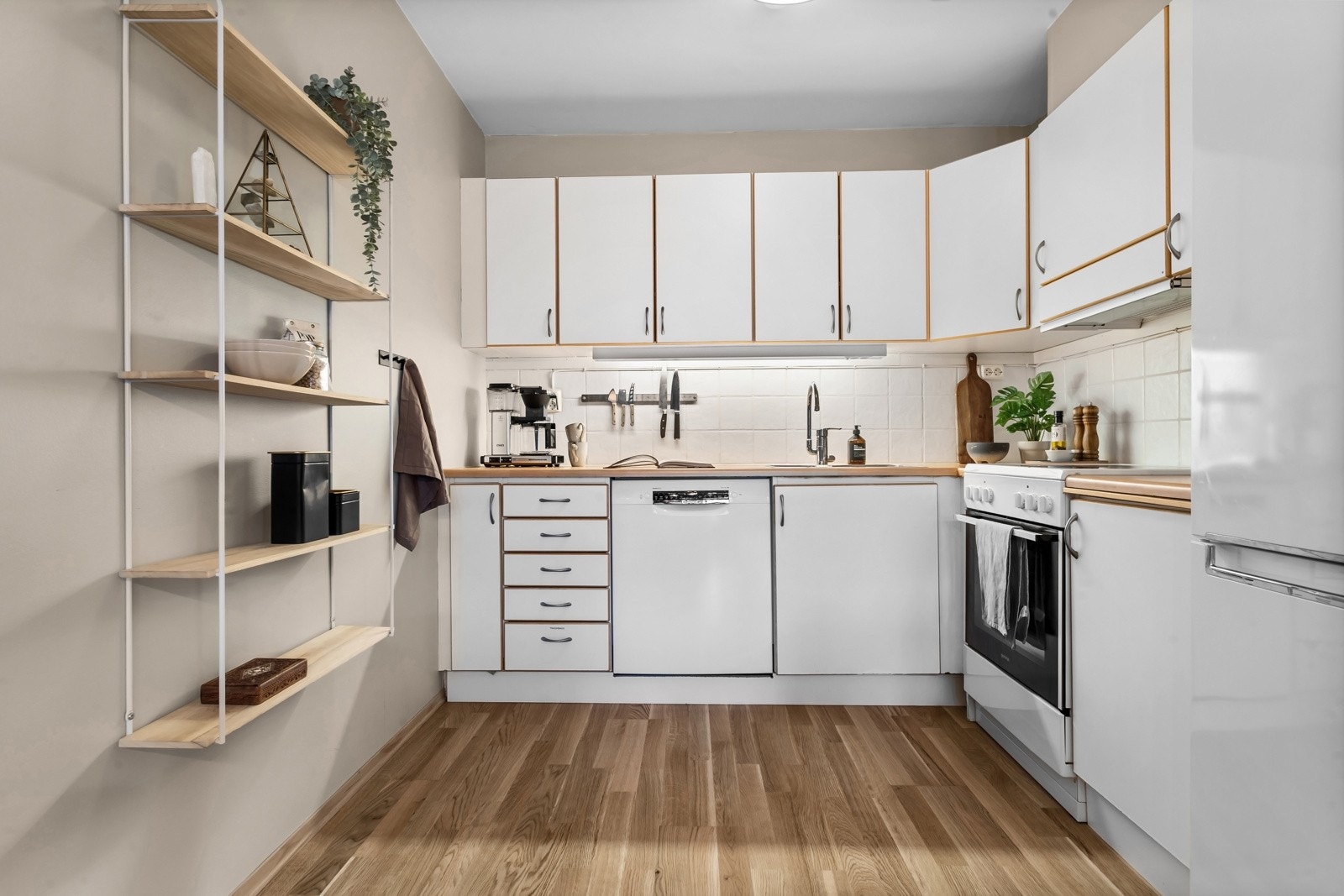 Kjøkkenet har åpen løsning mot stuen hvor en enkelt kan holde samtalen i gang med sine gjester mens man lager et bedre måltid. Galleribilde