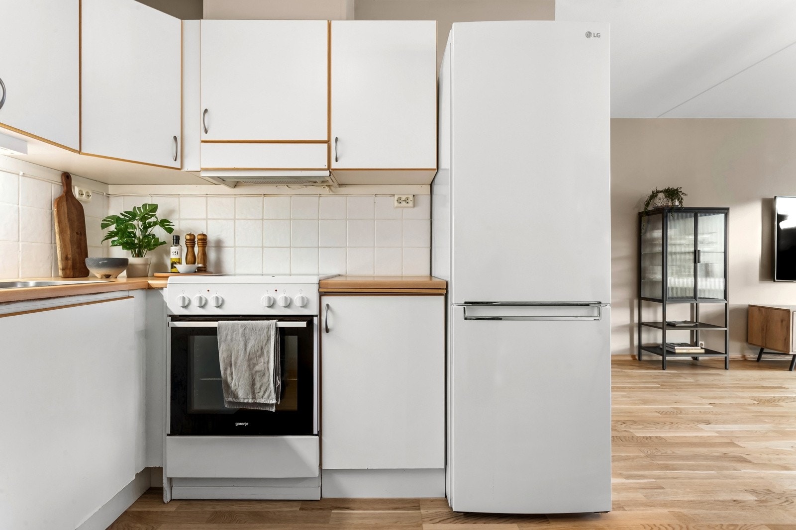 Praktisk kjøkkenløsning med gode arbeidsflater og rikelig med skapplass. Hvitevarer medfølger salget. Galleribilde