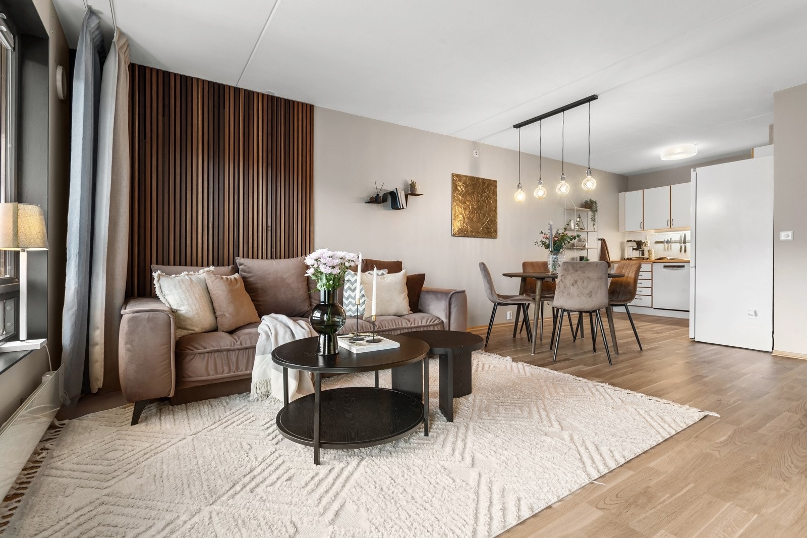 Spisestuen ligger naturlig plassert mellom kjøkken og stue og binder rommene fint sammen. Galleribilde