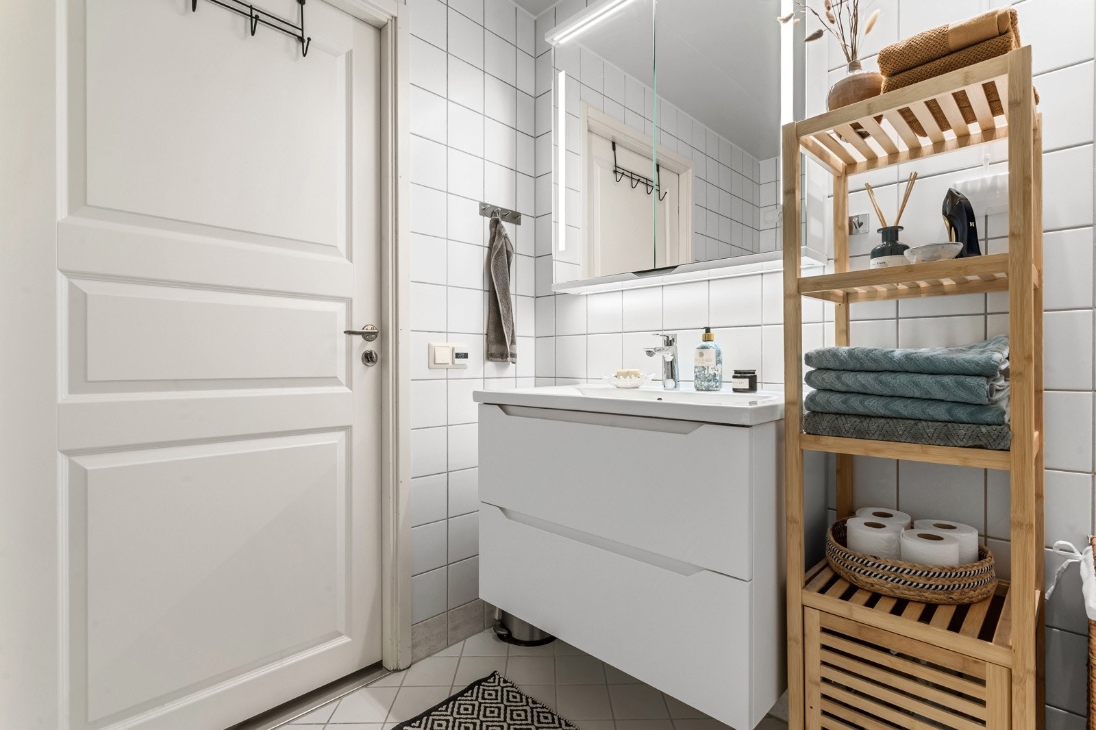 En praktisk skapinnredning sørger for mye oppbevaringsplass. Vaskemaskin medfølger salget. Galleribilde