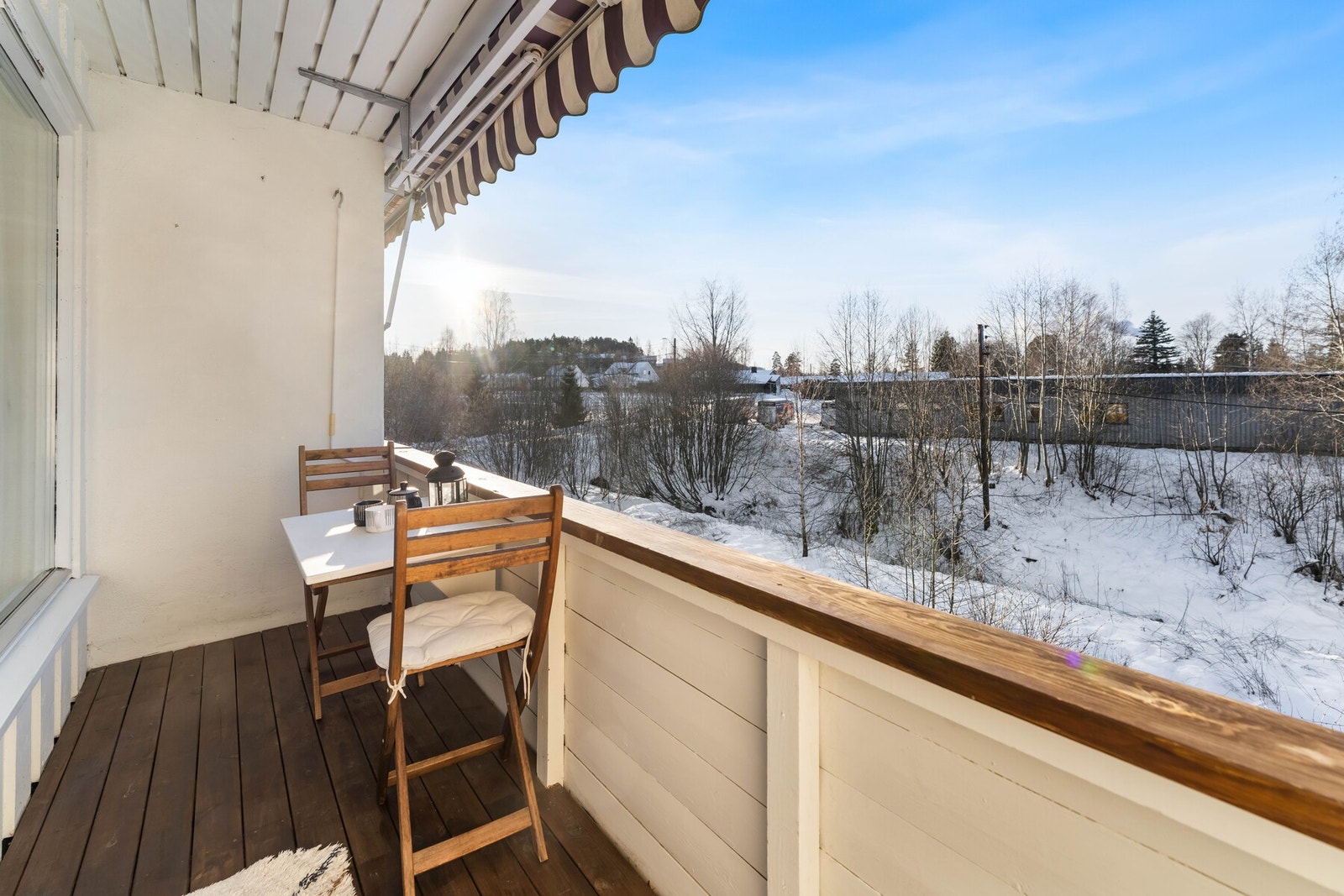 Terrassedør leder ut til en solrik vestvendt balkong på ca. 4 kvm med herlig ettermiddags- og kveldssol. Galleribilde