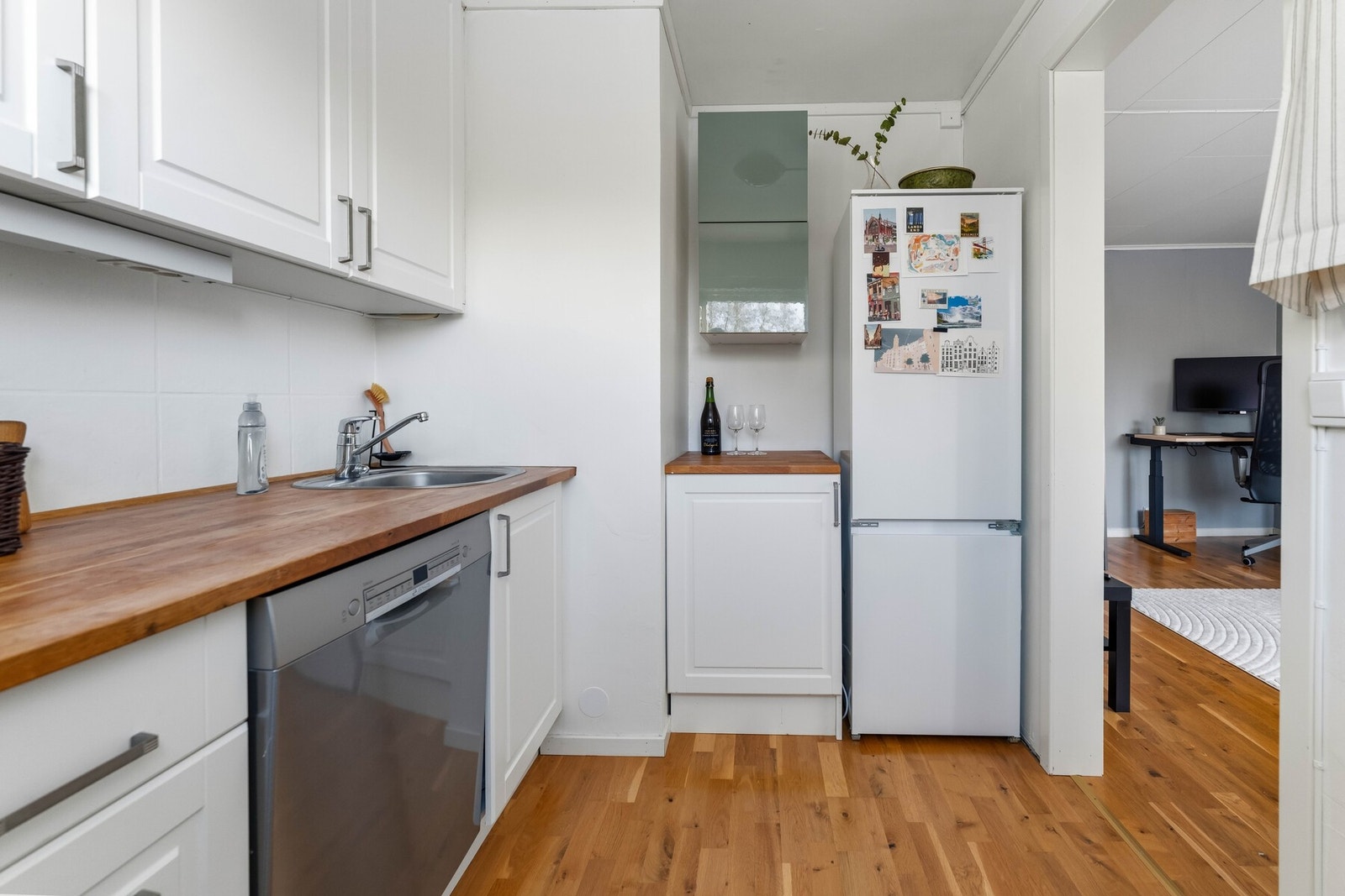 Av hvitevarer medfølger: frittstående komfyr (ny i 2025 m/garanti), oppvaskmaskin og kjøleskap (nytt i 2022). Galleribilde