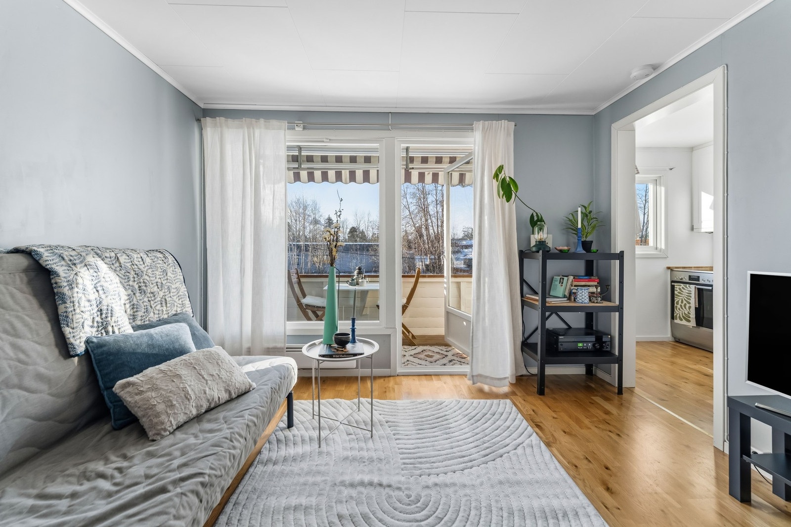 Store vindusflater gir godt med naturlig lys, og trestavs eikeparkett på gulvet strekker seg sømløst gjennom leiligheten. Galleribilde