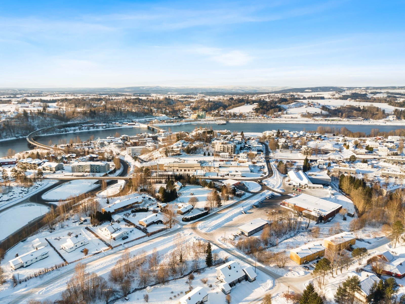 Offentlig kommunikasjon er svært godt ivaretatt med togstasjon (1,2 km), hvor du kan være på Oslo S på kun ca. 35 minutter. Dette gjør boligen ideell for både pendling og fritidsreiser. Galleribilde
