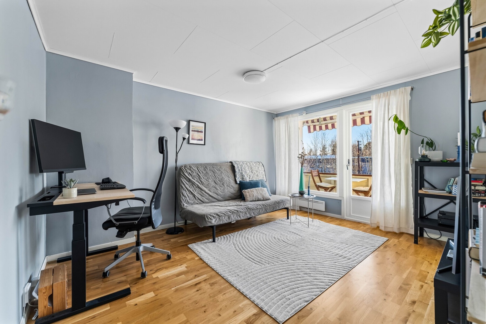 Åpen og innbydende stue med lyse og delikate fargevalg. Galleribilde