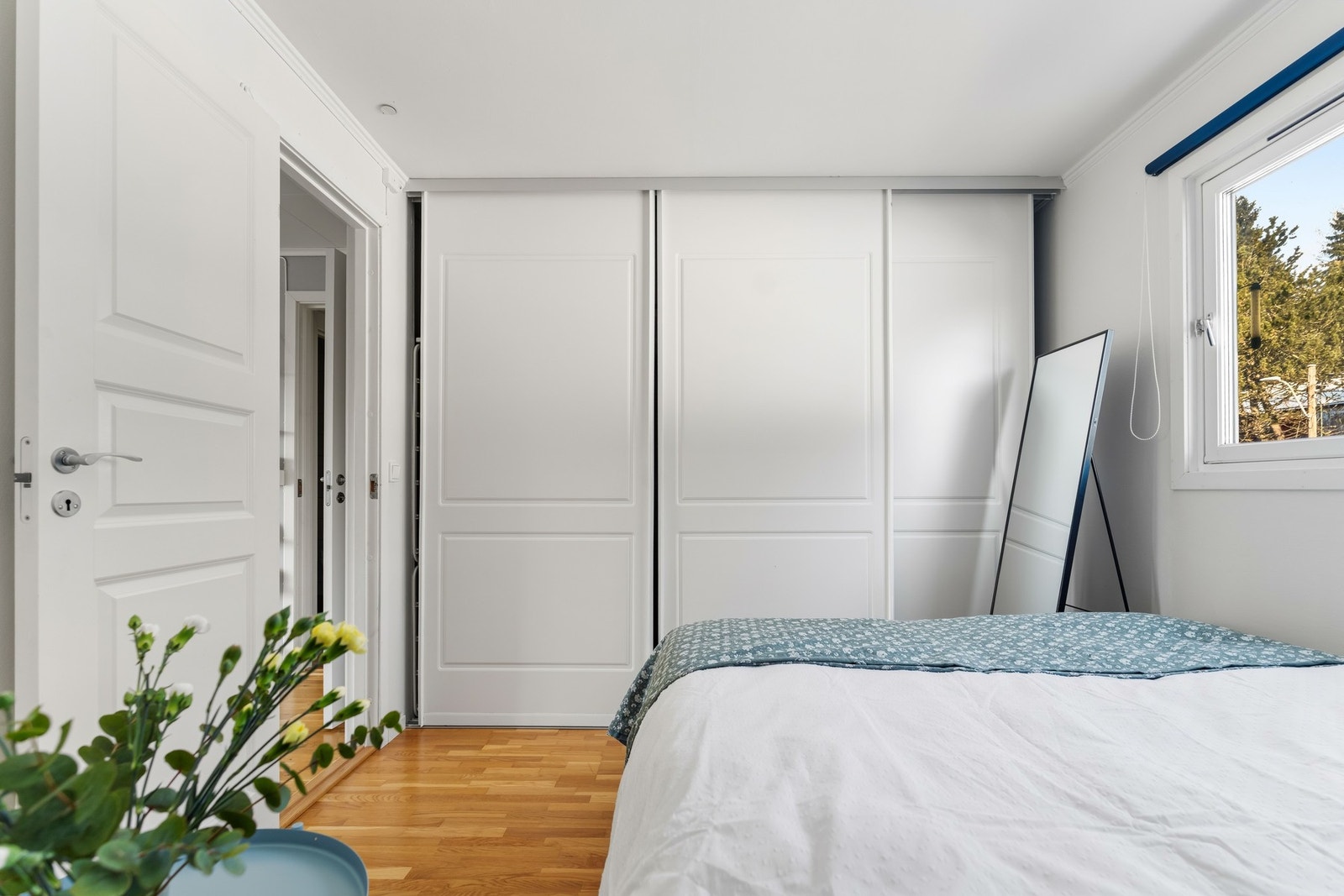 Stort vindu slipper inn mye naturlig lys. Galleribilde