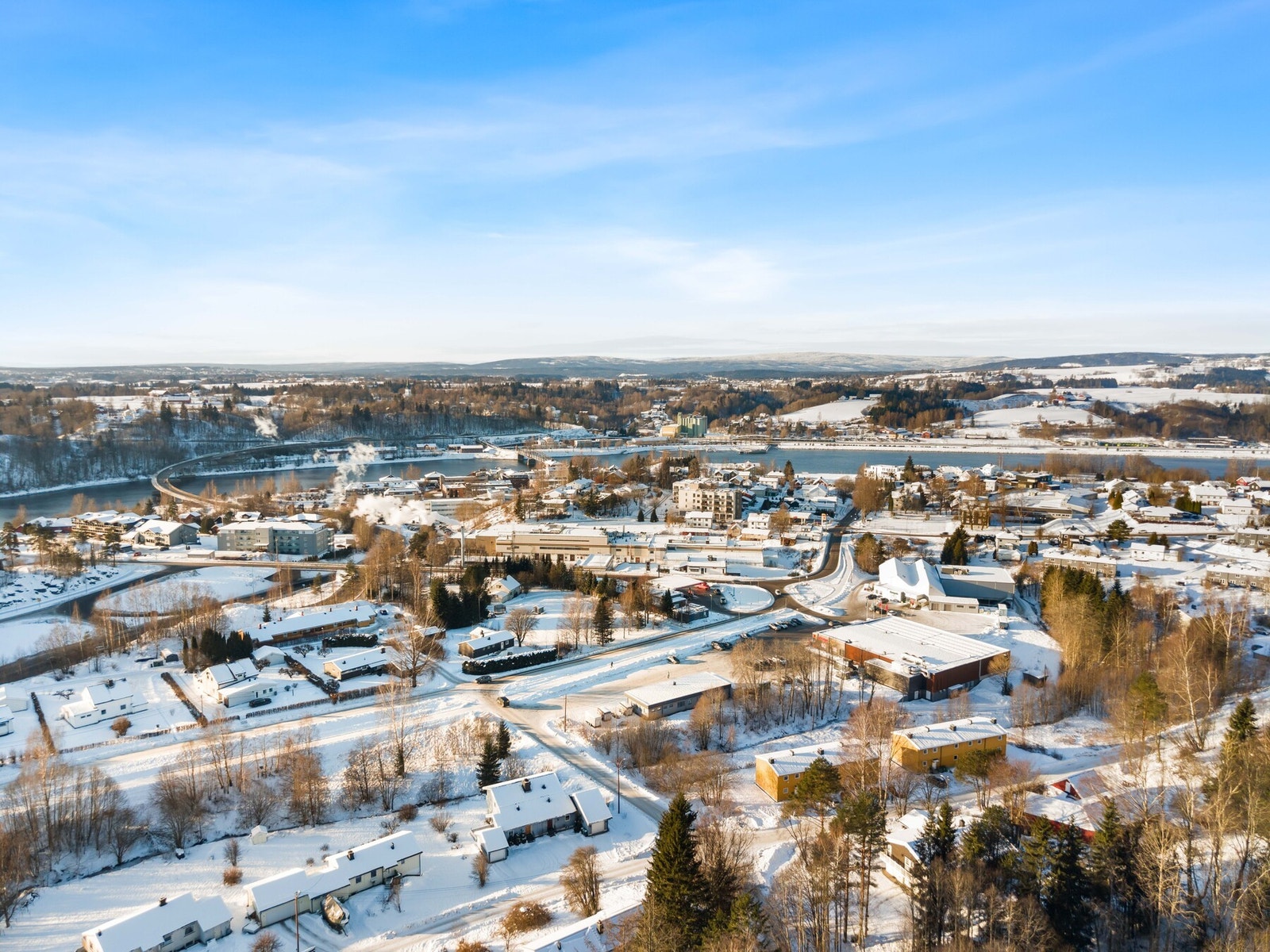 Området byr også på flotte tur- og rekreasjonsmuligheter langs elvepromenaden og nærliggende grøntområder, perfekt for en spasertur eller joggetur. Galleribilde