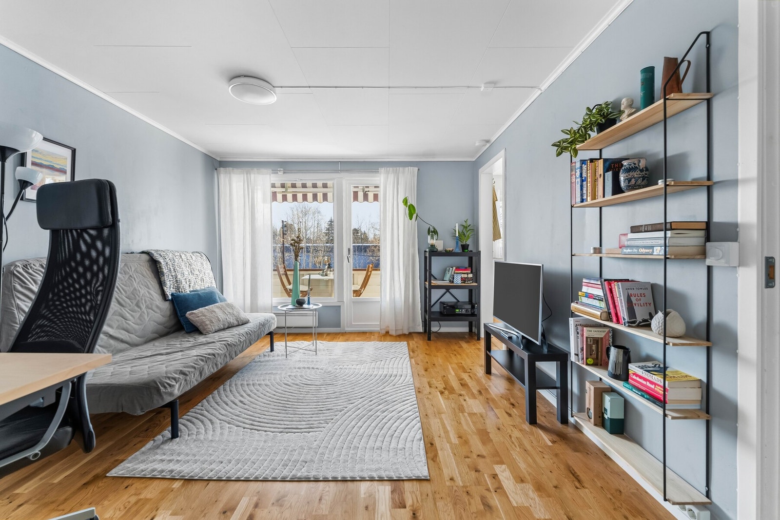 Stuen har god plass til sofagruppe og tilhørende møblement. Galleribilde