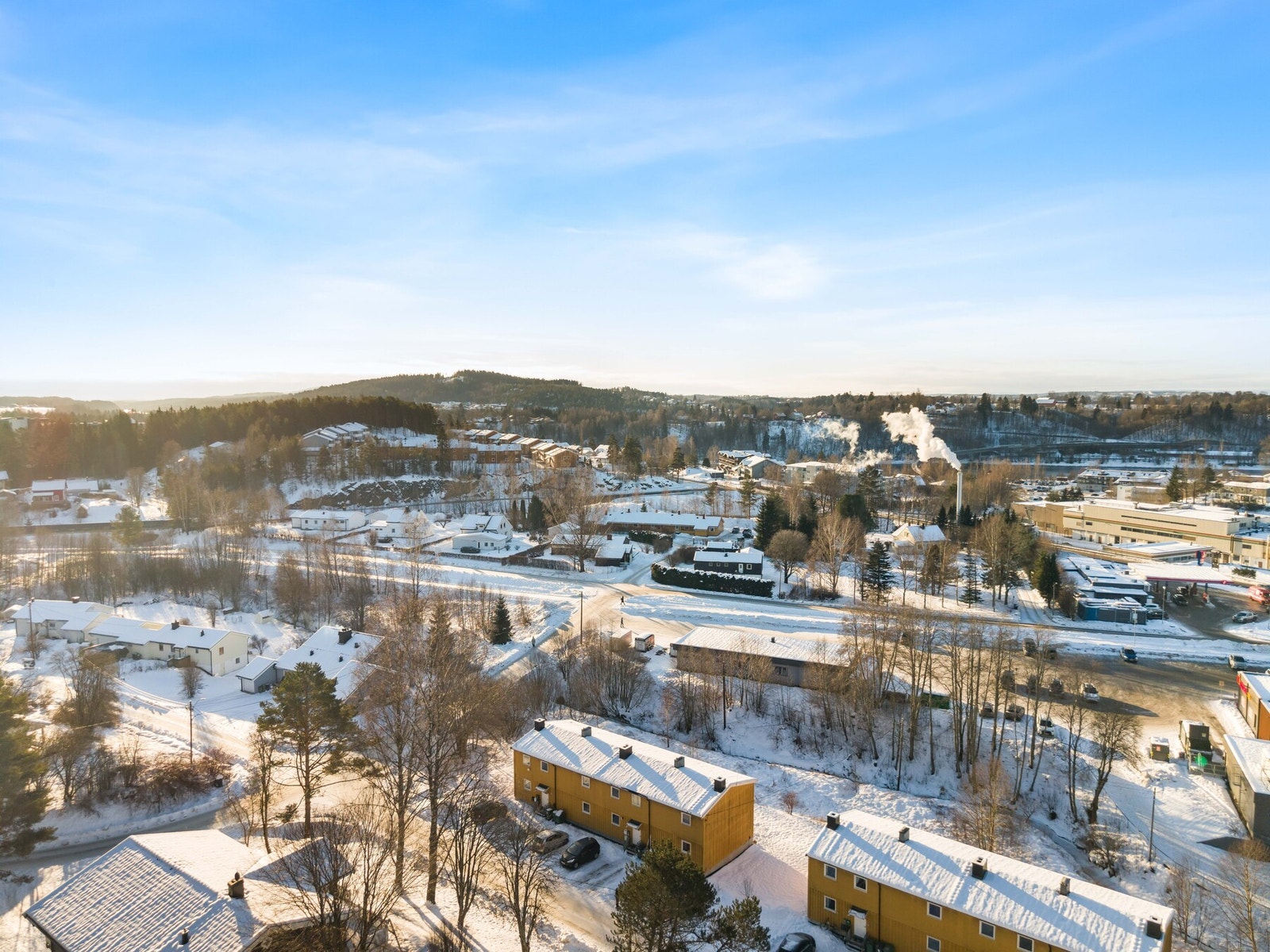 Beliggenheten kombinerer sentrumsnærhet med ro og nærhet til naturskjønne omgivelser - et godt utgangspunkt for både aktivt og komfortabelt hverdagsliv. Galleribilde