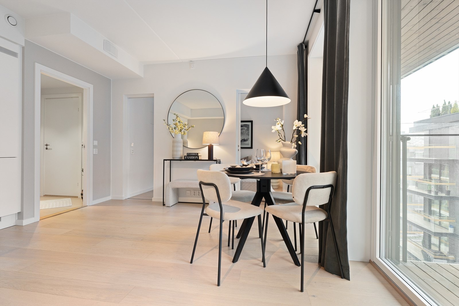 Velholdte og stilrene overflater med pen, enstavs eikeparkett og vegger holdt i lyse fargetoner. Galleribilde