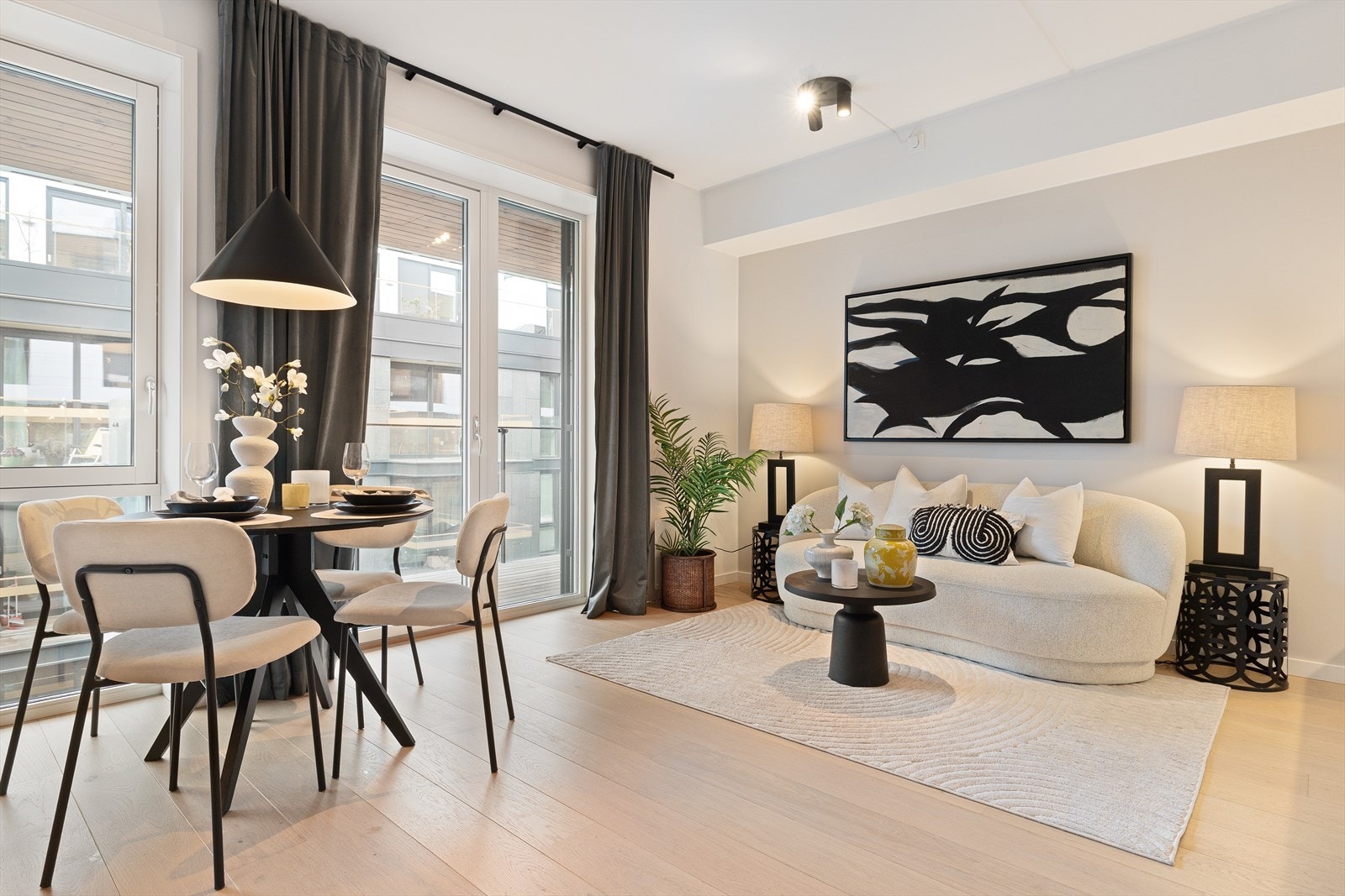 Innbydende stue med store vindusflater og utgang til balkong. Galleribilde