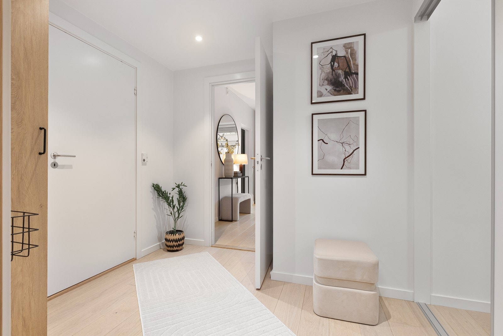 Det er garderobeskap for oppbevaring av sko og yttertøy. Galleribilde