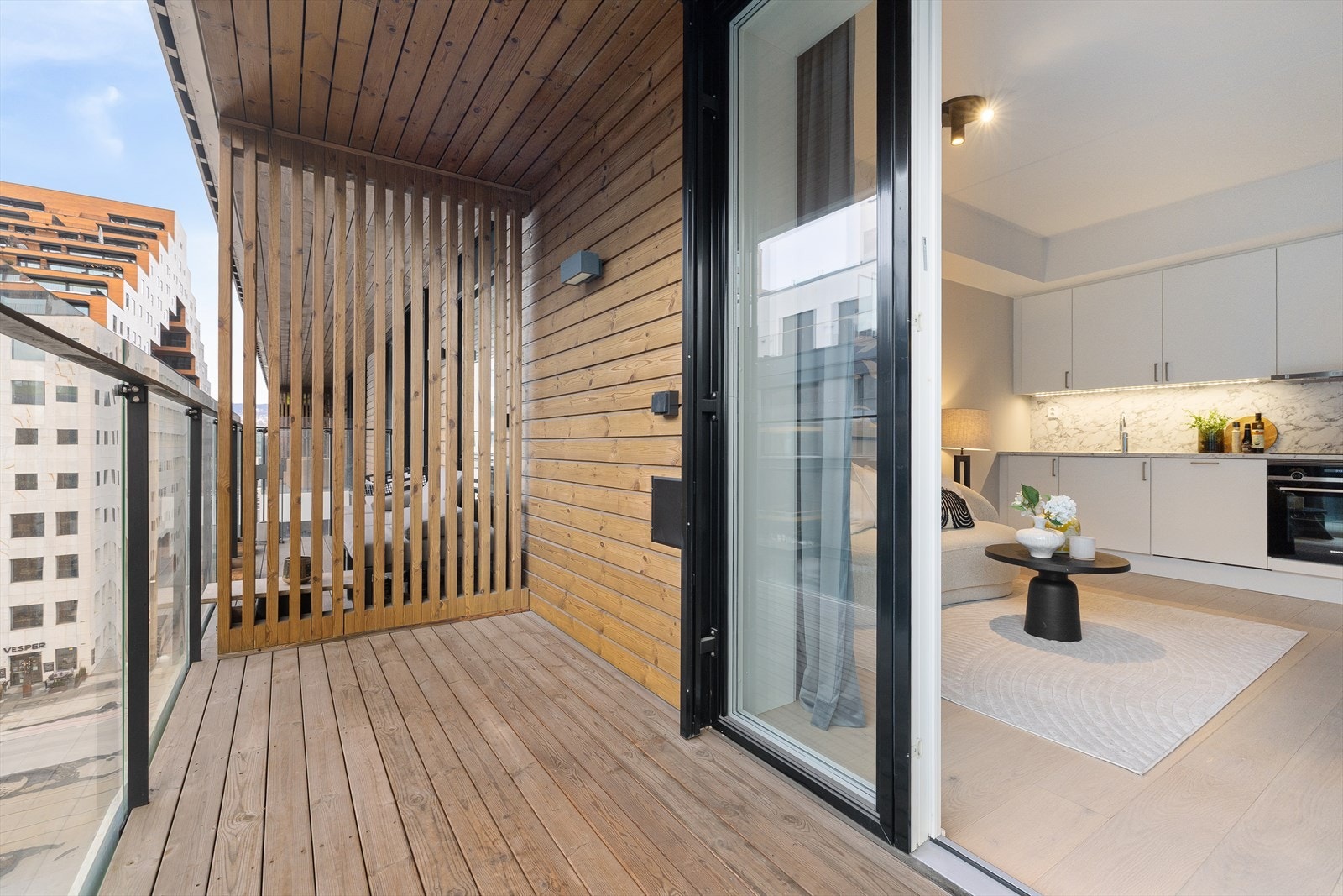 Fra stuen er det utgang til en vestvendt balkong på ca. 5,5 kvm. Her er det god plass til sittegruppe, grill og beplantning. Galleribilde