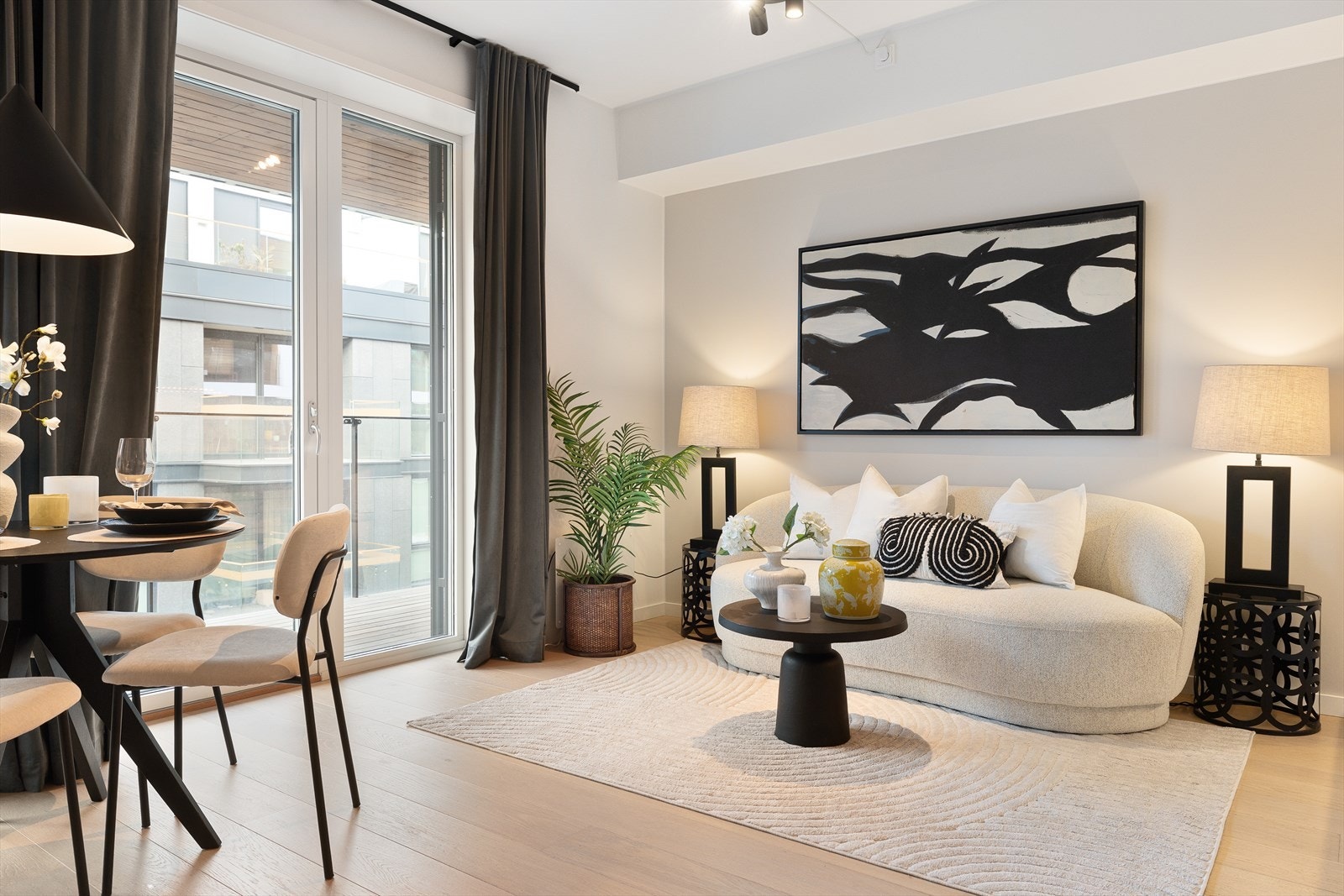 I stuen er det god plass til sofagruppe med tilhørende sofabord og tv-benk. Galleribilde