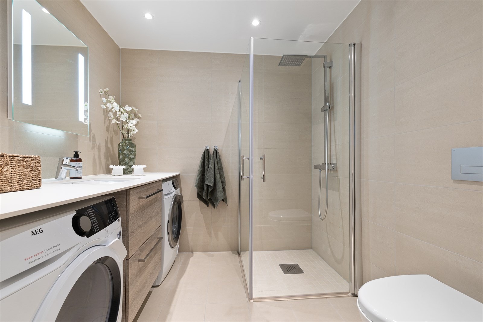 Delikat og moderne bad fra 2019. Badet har flislagte overflater, downlights i himling og behagelig gulvvarme. Galleribilde