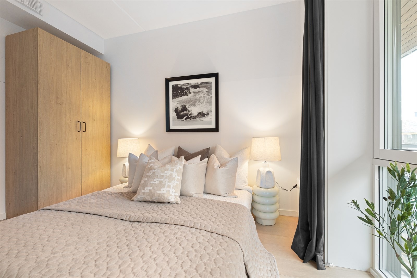 Rommet har stort vindu som sikrer godt med lys og luft. Galleribilde