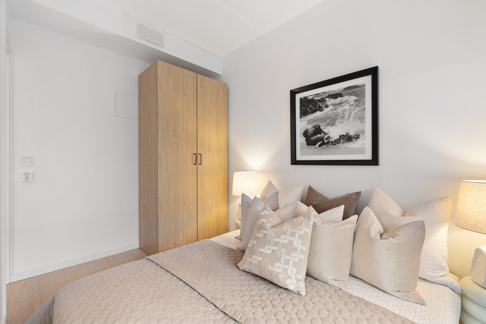 Det er godt med lagringsplass i garderobeskap. Galleribilde