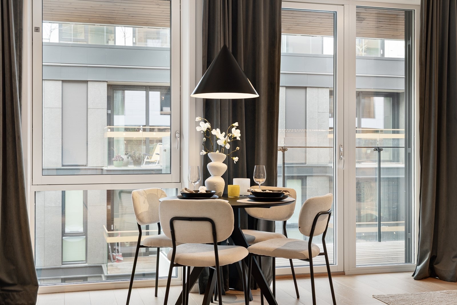 Rommet har godt lysinnslipp fra store vindusflater fra gulv til tak, noe som gir god og luftig romfølelse. Galleribilde