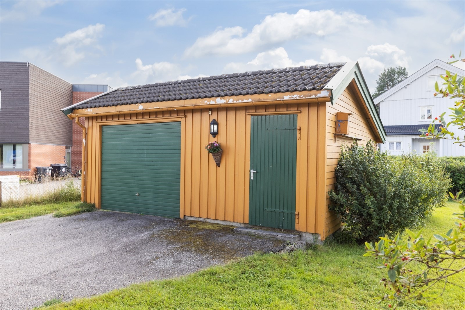 Boligen disponerer også en garasje på ca. 30 kvm med 2 boder. Galleribilde