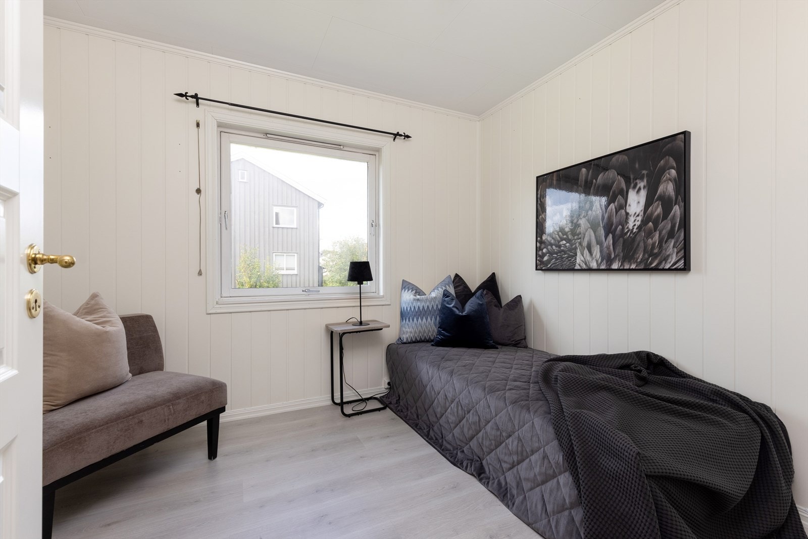 Leilighetens andre soverom er av noe mindre størrelse, og kan også benyttes som kontor eller barnerom hvis ønskelig. Galleribilde