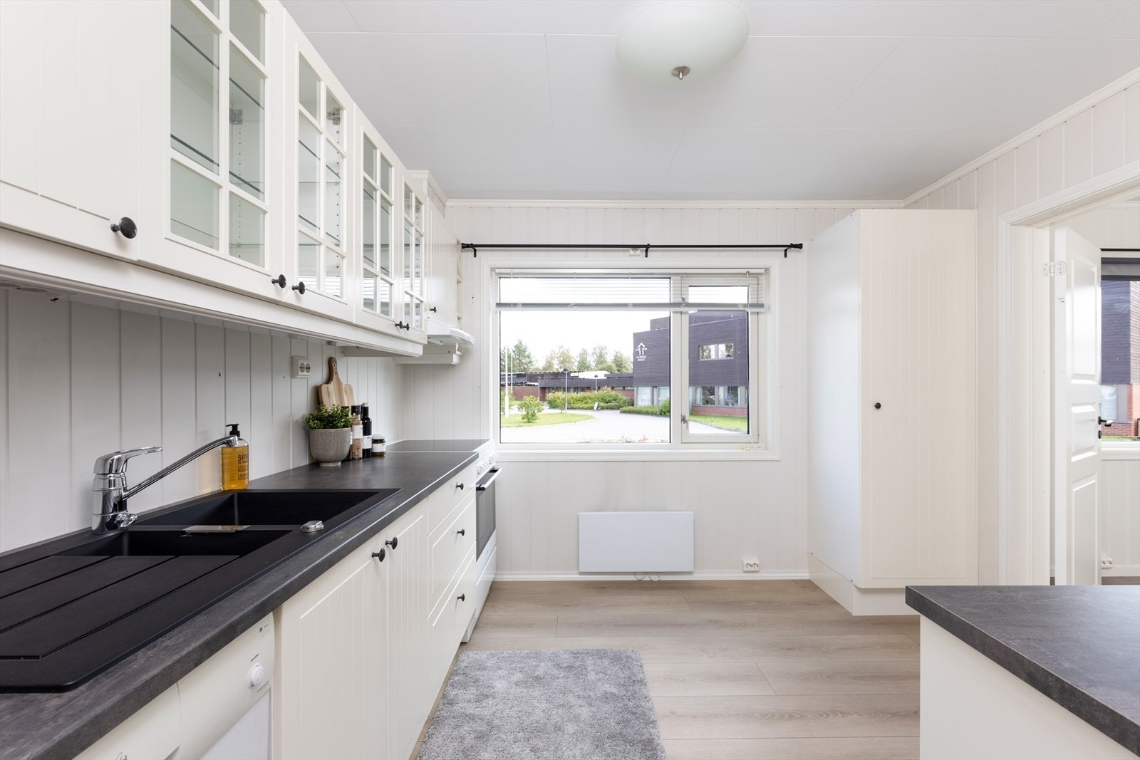 Det er godt med skap- og benkeplass på kjøkkenet. Galleribilde