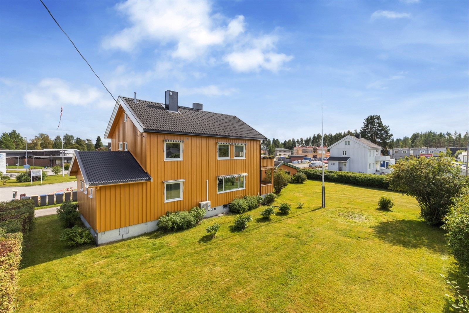 Romslig og solrik fellestomt på ca. 1 122 kvm med gressplen, diverse beplantning og hekk. Galleribilde