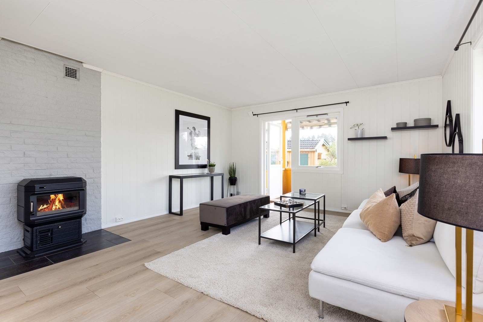 Stort, lyst og hyggelig oppholdsrom med god plass til sofagruppe og spisebord. Galleribilde