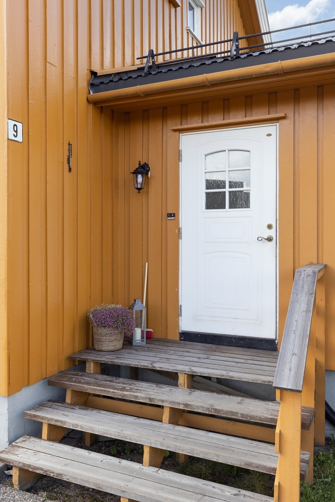 Du ønskes velkommen inn via et bredt inngangsparti med tretrapp og rekkverk. Galleribilde