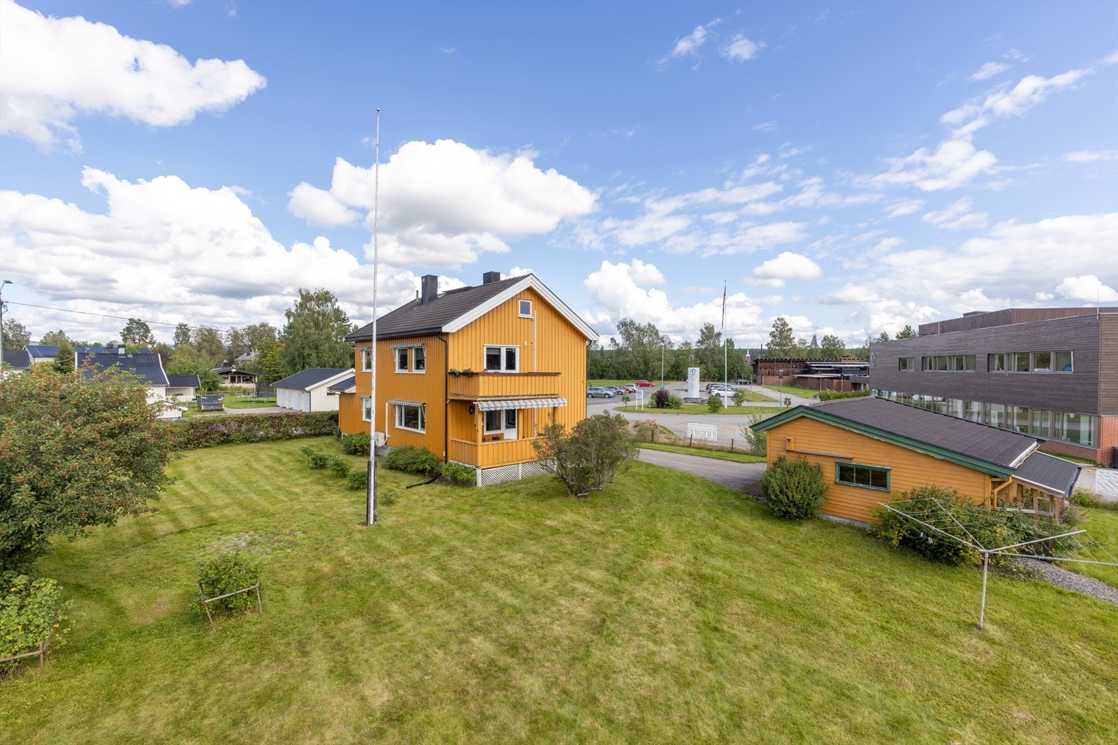 Leiligheten disponerer også 4 boder i kjelleren, noe som gir godt med lagringsplass. Galleribilde