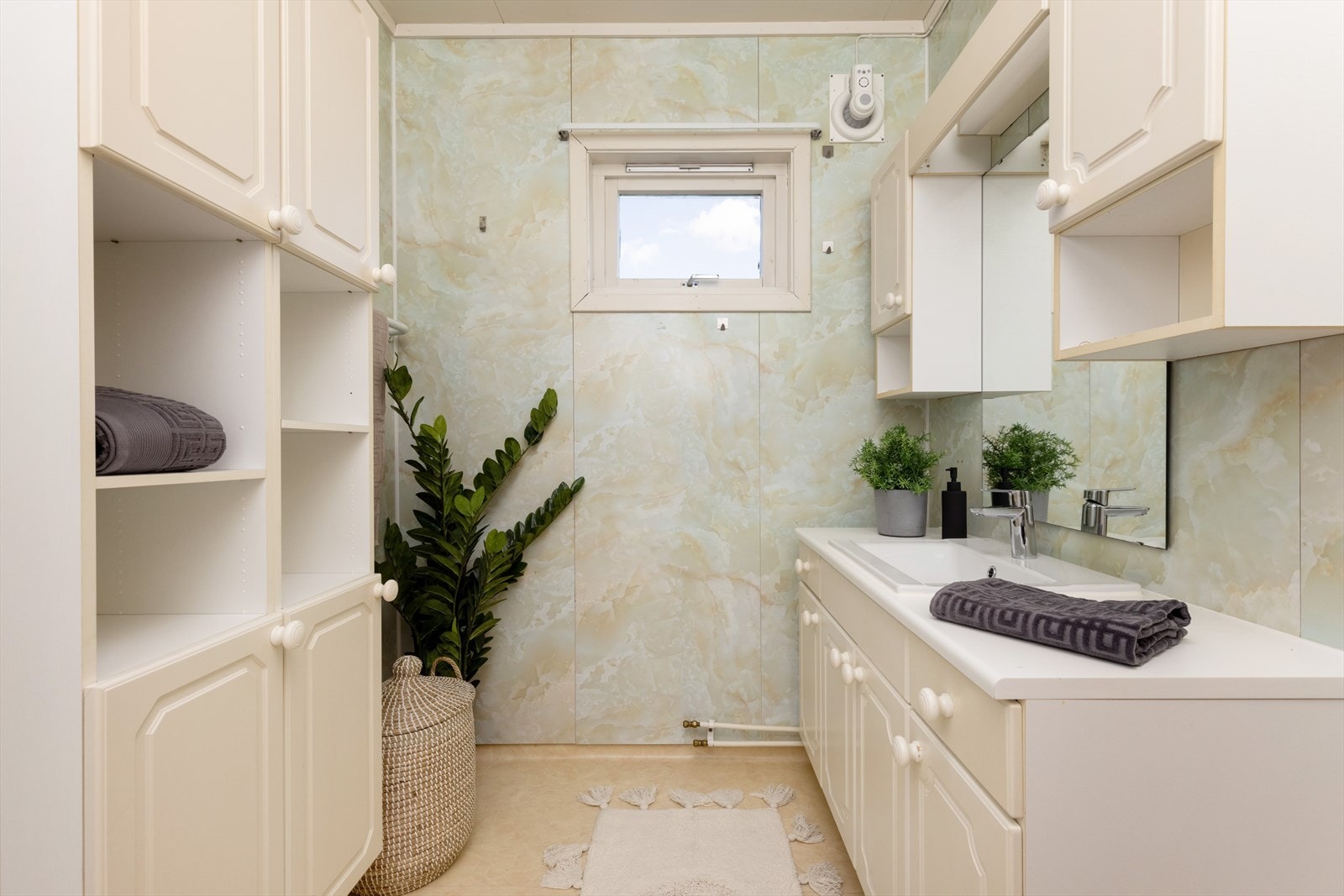 Eldre baderom med våtromsbelegg på gulv og overflater med våtromsplater. Galleribilde