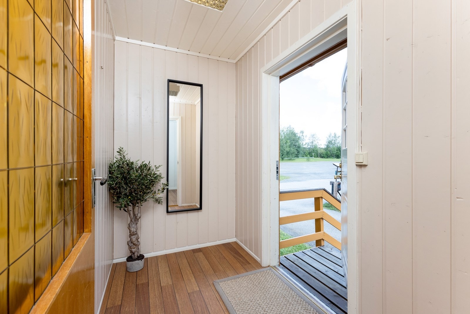 Videre kommer man inn i en lys og pen gang, med plass for garderobe til yttertøy. Galleribilde