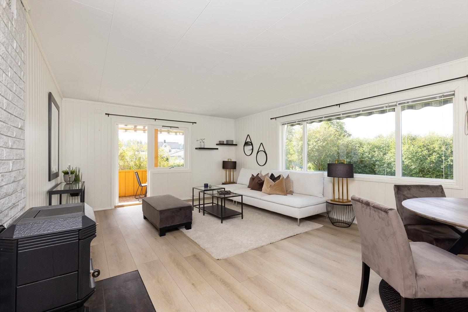 Leiligheten har store vinduer med mye naturlig lysinnslipp og lite innsyn. Galleribilde