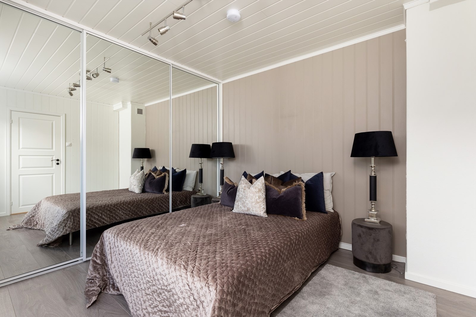 Leiligheten har 2 soverom. Hovedsoverommet er av god størrelse og med en stor skydedørsgarderobe med speil. Galleribilde