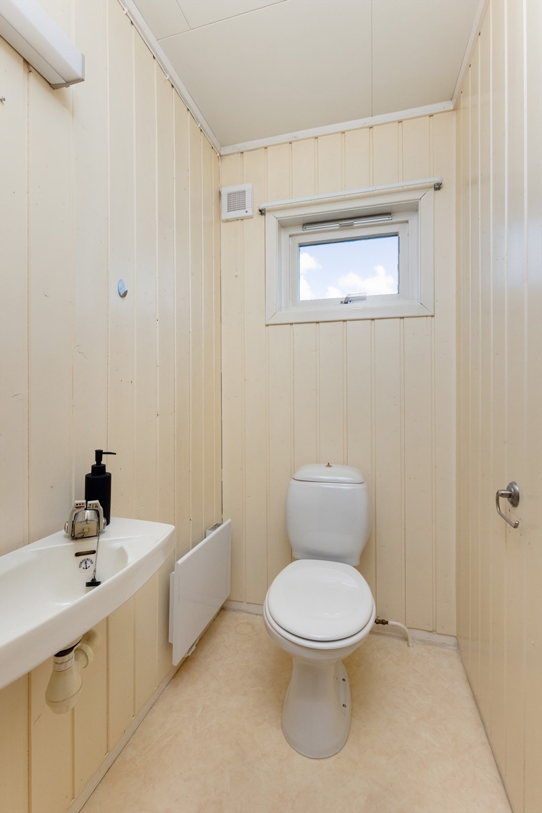 Separat toalettrom med toalett og servant. Galleribilde