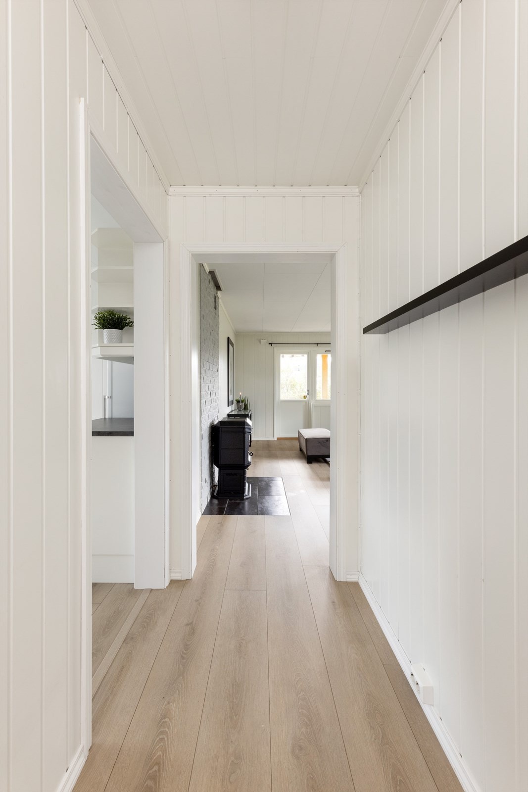 Leiligheten ligger i 1.etasje på en horisontaldelt tomannsbolig. Galleribilde