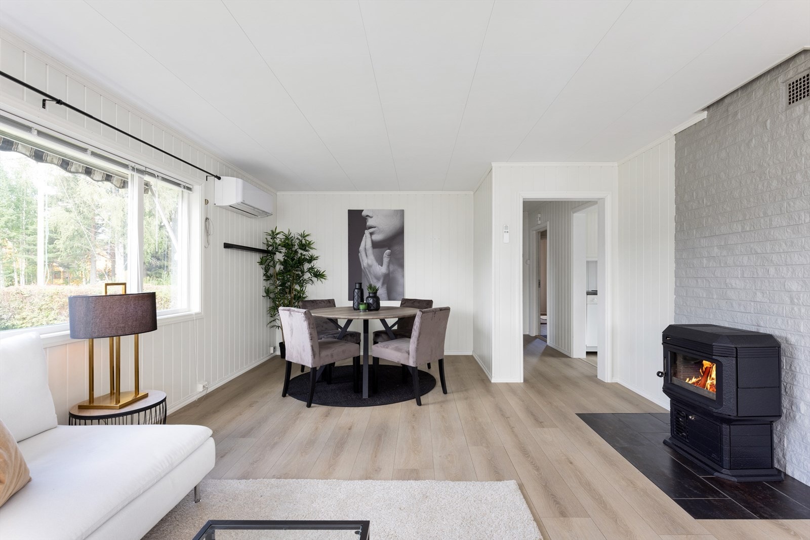 Leiligheten varmes opp med både vedfyring og varmepumpe. Galleribilde