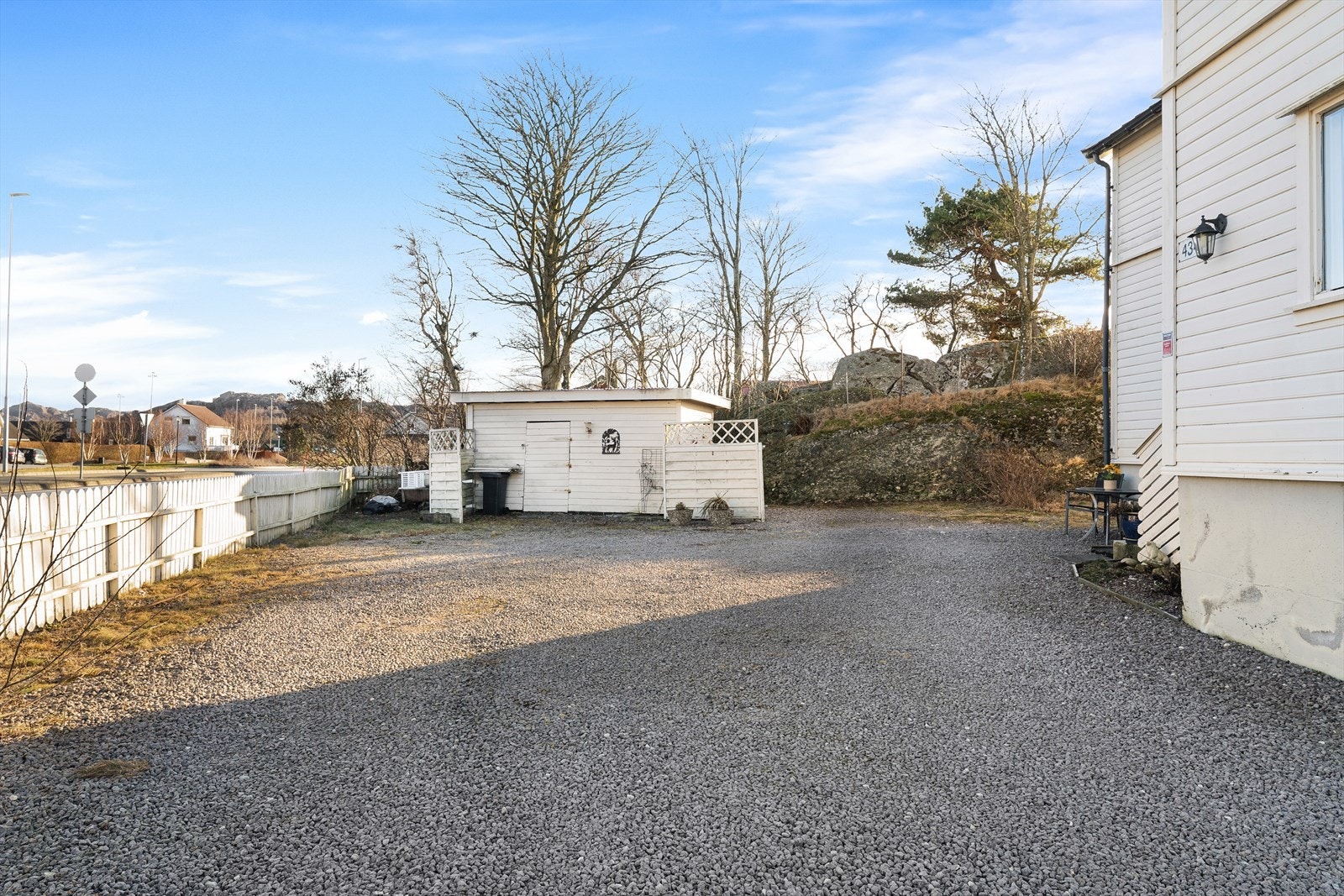 Romslig gårdsrom. Frittstående enkel bod er oppført utenfor byggegrenser. Det finnes ikke tegninger eller søknad om godkjenning av bod og det er usikkert når den er oppført. Boden mangler noen takplater og har råteskader. Galleribilde