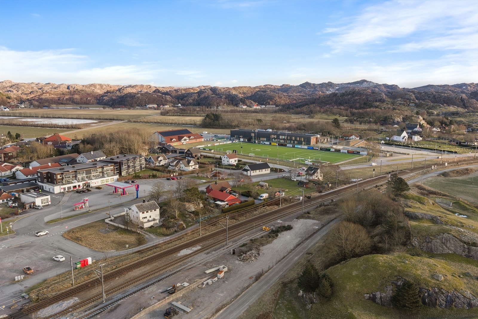 Kort avstand til sandstrand, togstasjon, nærbutikk, golfbane, skole, idrettsanlegg, lakseelv, badeplass og flotte turområder i både hei og ved sjø. Galleribilde