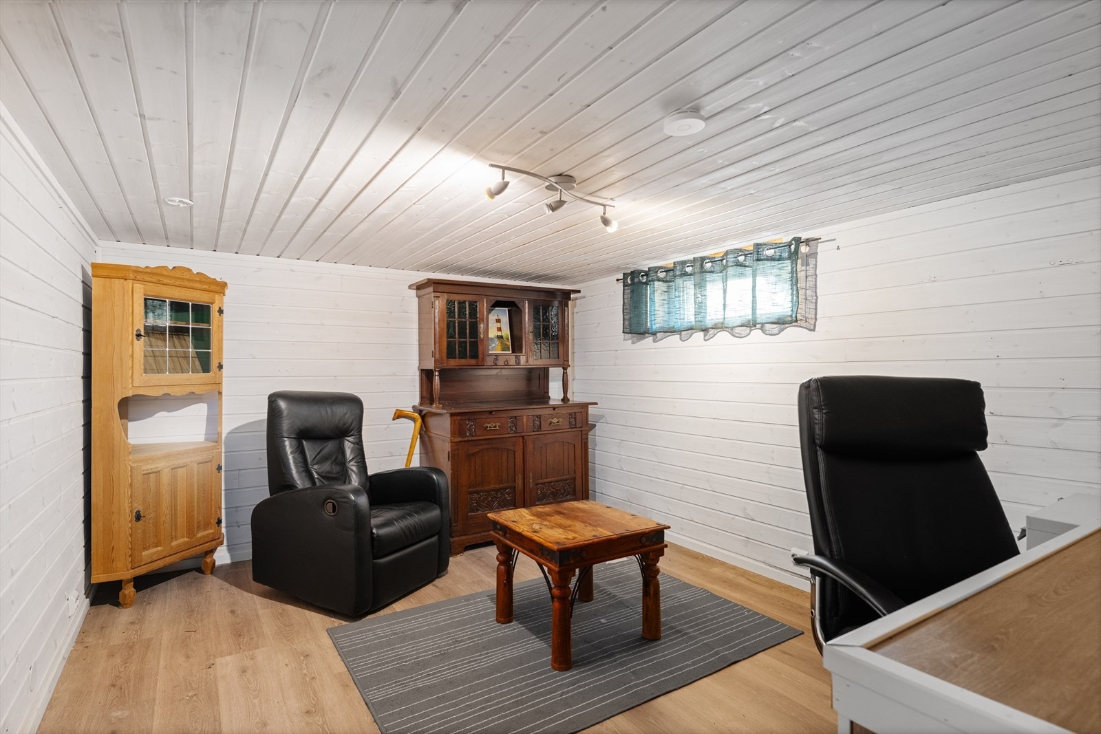 Delvis innredet kjeller. Gulvet og taket i kjelleren er skjevt og har varierende høyde fra 180- 195, dette gjør det vanskelig å måle arealet nøyaktig og det kan
forekomme avvik i oppgitt areal. Galleribilde