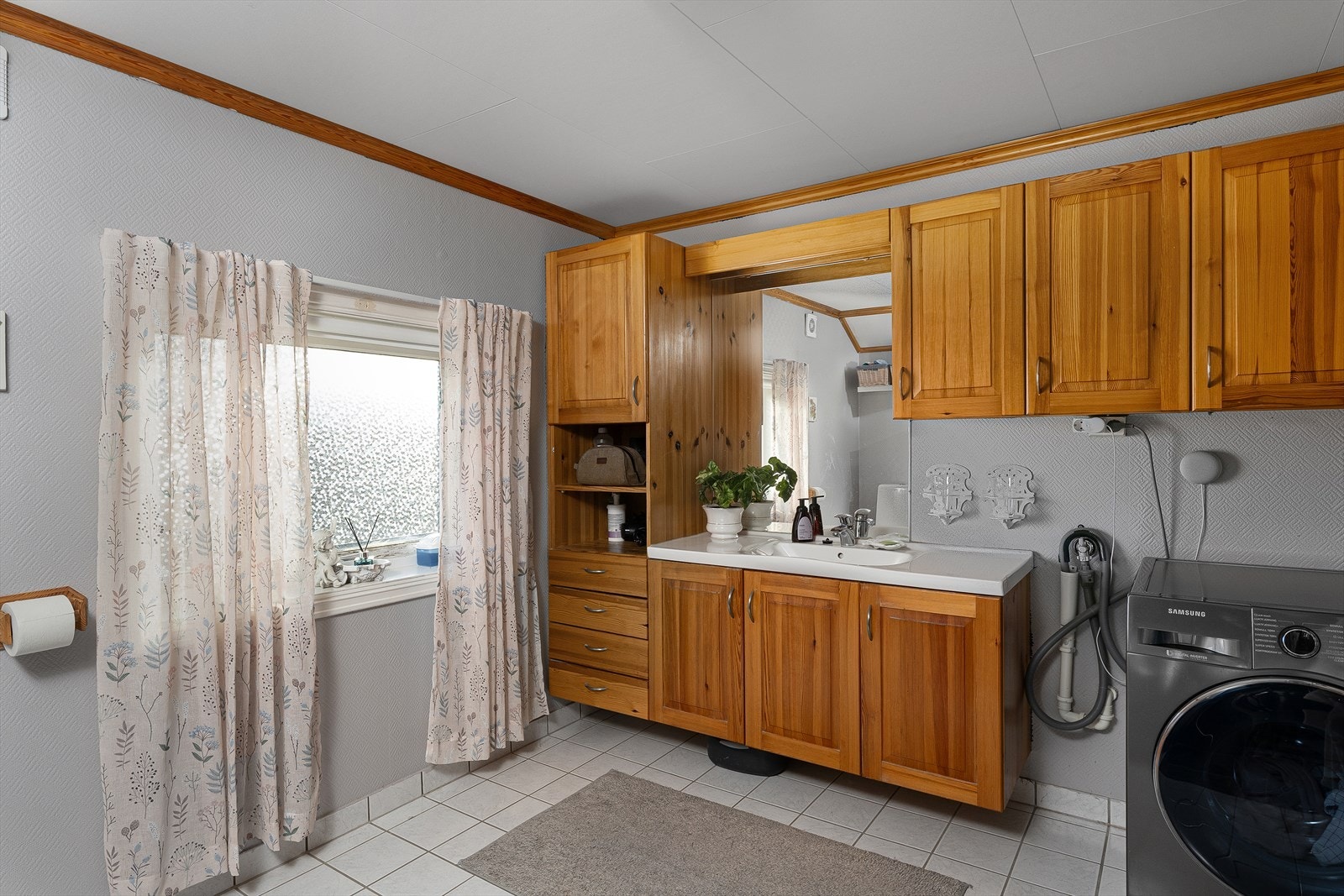 Varmekabler i gulv. Badet er i daglig bruk, men har passert forventet levetid. Galleribilde